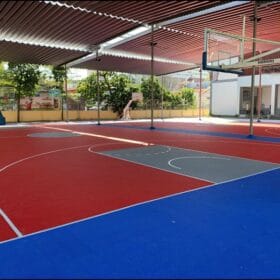 Cỏ nhân tạo màu đỏ trang trí sân bóng