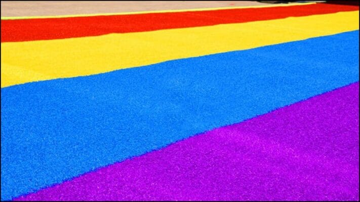 Cỏ nhân tạo màu tím kết hợp với các màu sắc khác