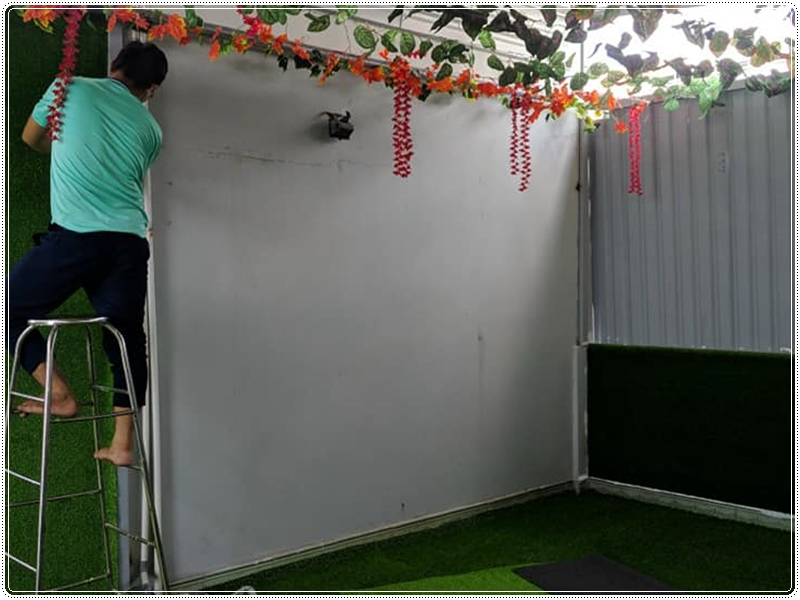 Cố định cỏ lên tường và dán keo