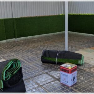 Sử dụng keo để liên kết cỏ với nhau