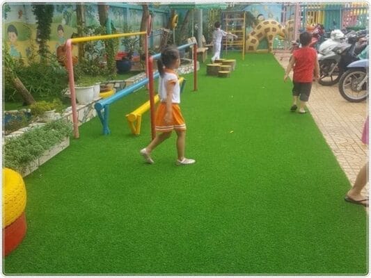 Thảm cỏ nhân tạo trường mầm non trang trí trong nhà
