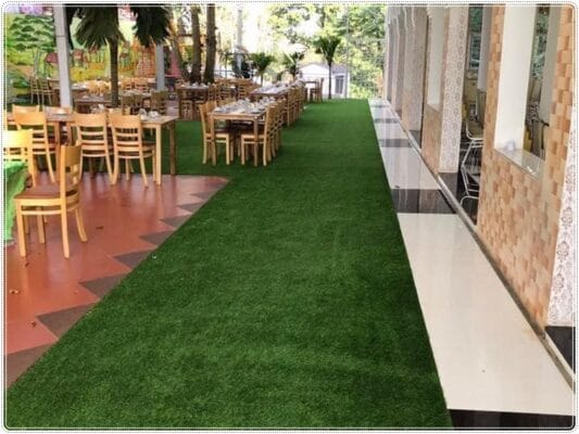 Cỏ nhân tạo trải quán cà phê