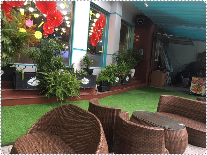 Trải thảm cỏ nhân tạo trang trí quán cafe