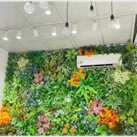 Trang trí tường đẹp mắt với cỏ giả