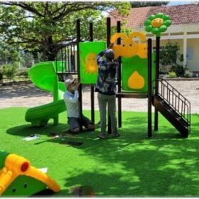 Thảm cỏ nhân tạo tầm trung thi công trường mầm non