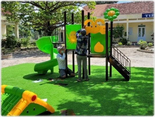 Thảm cỏ nhân tạo tầm trung thi công trường mầm non