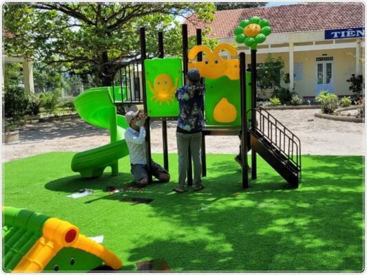 Hoàn thiện mặt bằng thi công cỏ tại trường mầm non