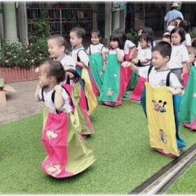 Cỏ nhân tạo với nhiều ứng dụng, trong đó có trang trí trường mầm non