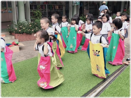 Cỏ nhân tạo với nhiều ứng dụng, trong đó có trang trí trường mầm non