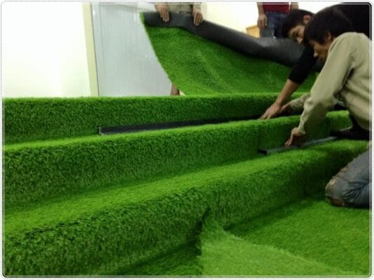 Quét keo và dán cứng các mép