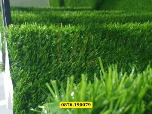 Cận cảnh cỏ nhân tạo 2cm loại tốt thi công trải cầu thang