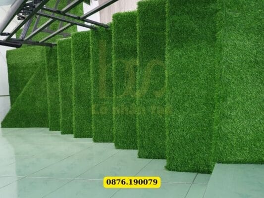 Trải cỏ lên toàn bộ cầu thang trước khi dán keo