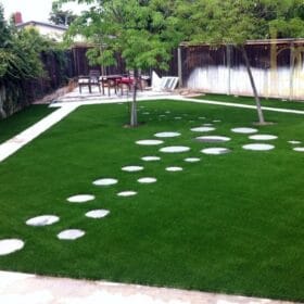 Thảm cỏ nhân tạo làm sân chơi