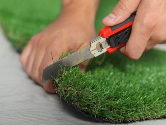 Cắt thảm cỏ nhân tạo như thế nào là đúng nhất?