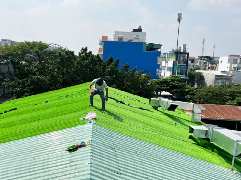 Thi công cỏ nhân tạo trải mái nhà chống nóng, tạo nét đẹp nổi bật