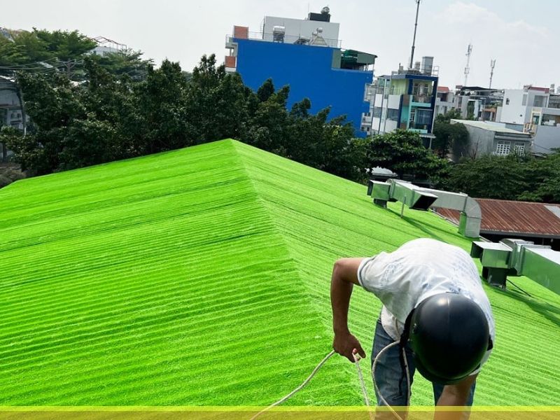 Cố định cỏ vào tôn bằng keo dán chuyên dụng và đinh vít