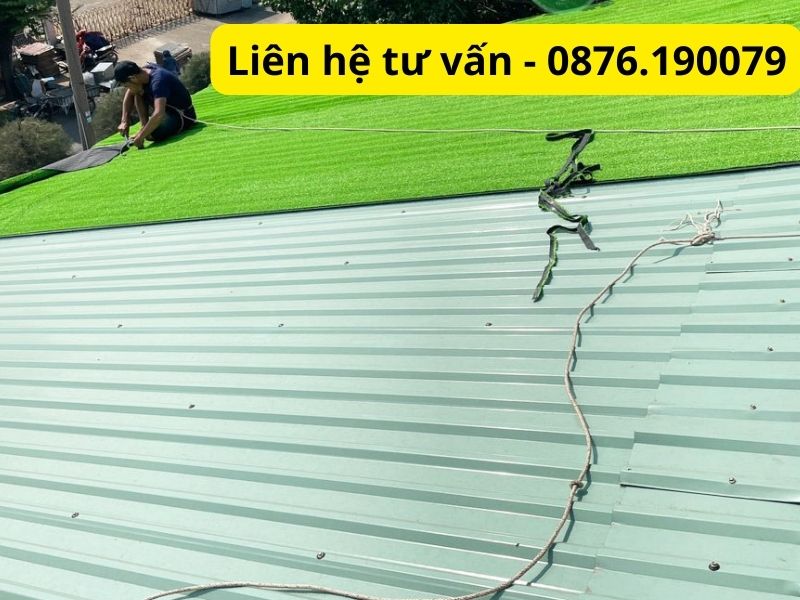 Thi công cỏ nhân tạo lợp mái chống nóng hiệu quả