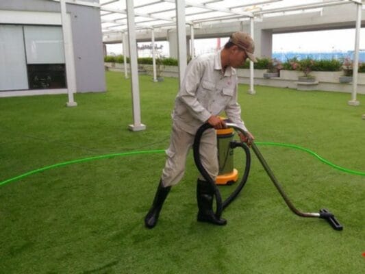 Vệ sinh cỏ nhân tạo bằng máy hút bụi