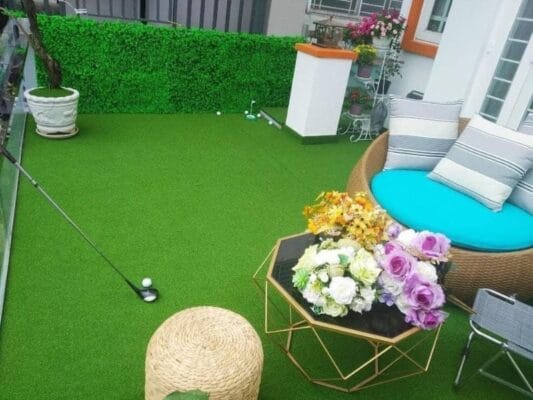 Thảm cỏ trải sân vườn, tôn lên vẻ sang trọng