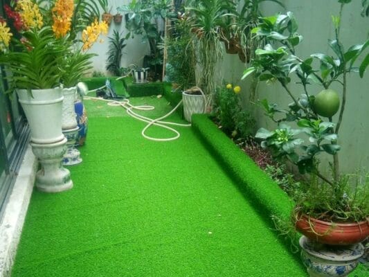 Thi công sân vườn bằng cỏ nhân tạo đẹp mắt
