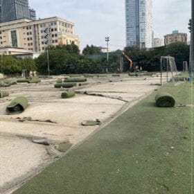 Thảm cỏ thanh lý thu gom từ các sân bóng không còn hoạt động hoặc thay thế cỏ mới