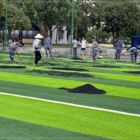 Làm mặt cỏ và trải cao su