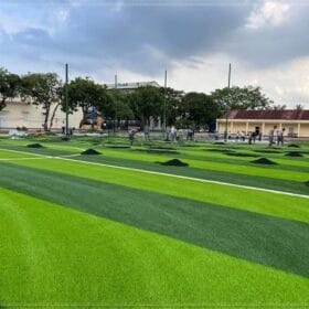 Thi công mặt sân cỏ nhân tạo