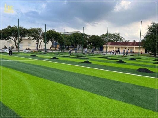 Thi công mặt sân cỏ nhân tạo
