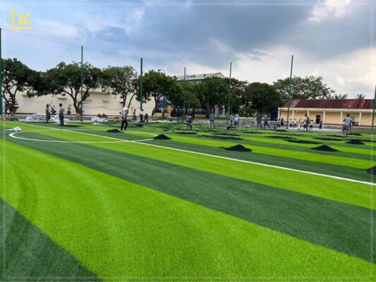 Thi công trọn gói sân bóng đá cỏ nhân tạo nhân tạo