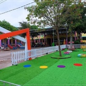 Cỏ nhân tạo sân vườn trải trường mầm non