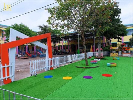 Cỏ nhân tạo sân vườn trải trường mầm non