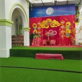 Thảm cỏ nhân tạo làm sân khấu