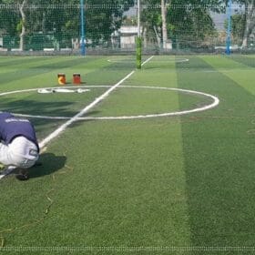 Làm sân bóng đá nhân tạo bằng cỏ cũ
