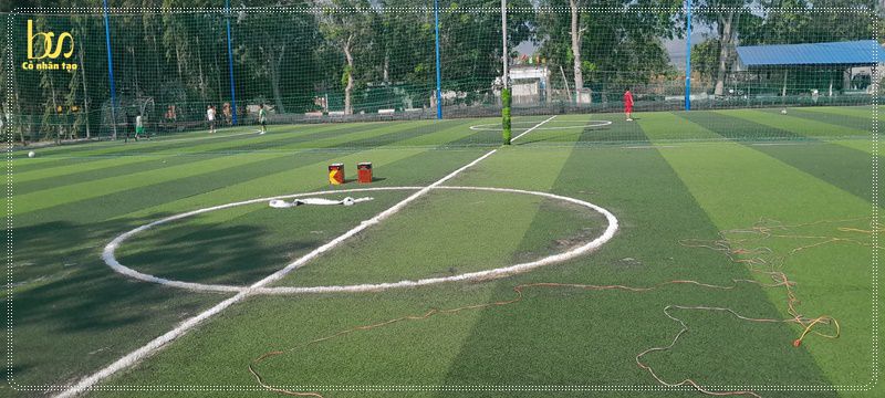 Làm sân bóng đá nhân tạo