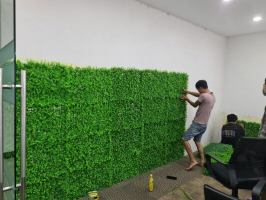 Dán vỉ cỏ giả lên tường