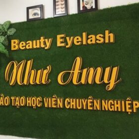 Thảm cỏ nhân tạo làm bảng hiệu