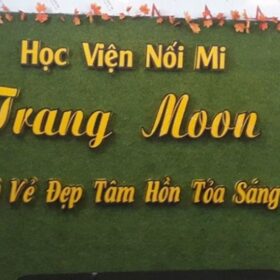 Cỏ nhân tạo làm bảng hiệu