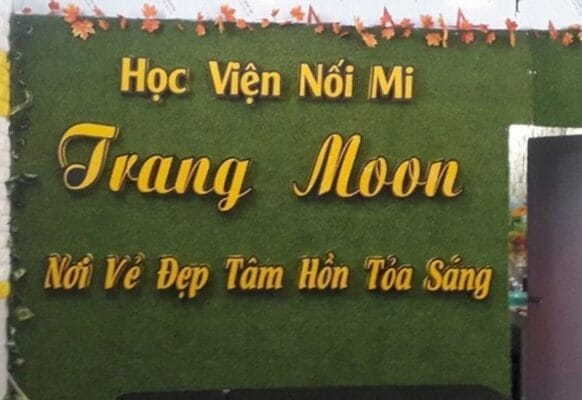 Cỏ nhân tạo làm bảng hiệu