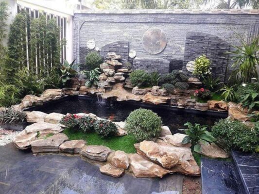 Hồ cá với cỏ nhân tạo đẹp