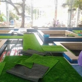 Thi công cỏ nhân tạo lót lối đi cho cà phê KOI