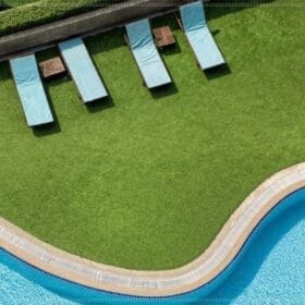 Thảm cỏ nhân tạo trải sân vườn kết hợp bể bơi