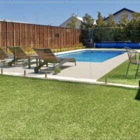 Cỏ nhân tạo sân vườn kết hợp với bể bơi