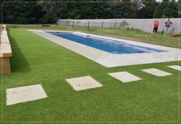 Thi công cỏ nhân tạo cho hồ bơi