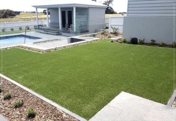 Thảm cỏ nhân tạo trải sân vườn resort