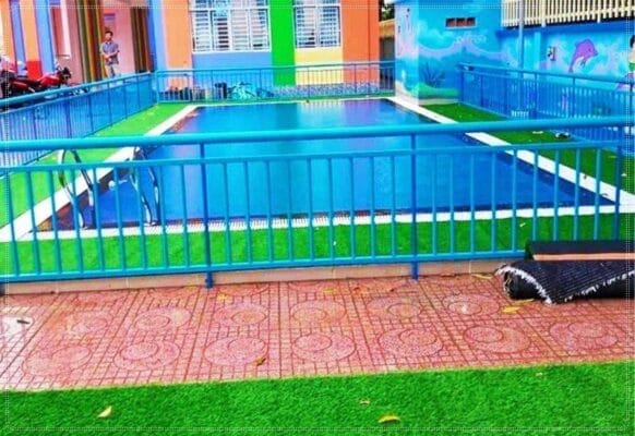 Cỏ nhân tạo trải cho hồ bơi sạch sẽ