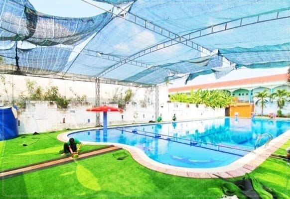Cỏ nhân tạo trang trí hồ bơi đẹp mắt, sạch sẽ