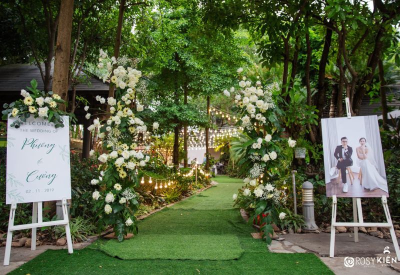 Thảm cỏ làm các khu sân vườn cho các nhà hàng tiệc cưới