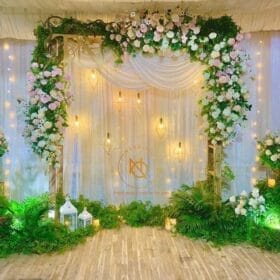 Hoa lá giả làm background đám cưới