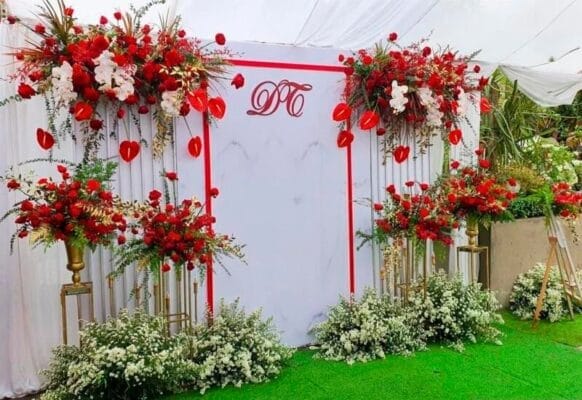 Cỏ nhân tạo sân vườn làm background cho đám cưới