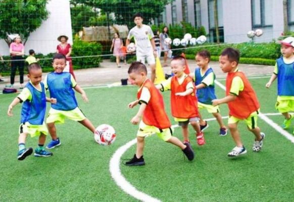 Sân bóng nhân tạo trường học cho bé